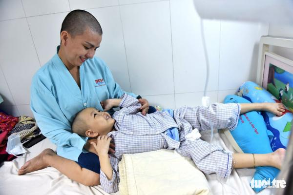 Người mẹ cạo đầu để cùng con chống chọi với ung thư