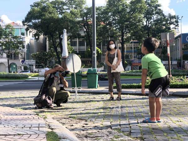 Cụ ông U80 ở Sài Gòn 30 năm gắn bó với nghề chụp ảnh dạo lấy liền
