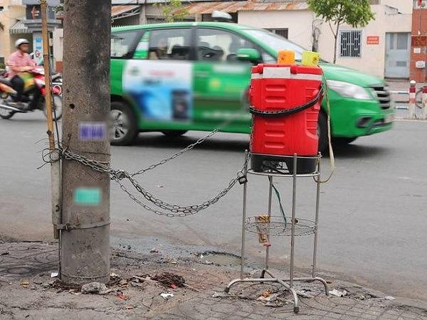 Anh thợ sửa xe “xích” bình trà đá miễn phí sau 3 lần mất cắp: Lòng tốt cũng cần “bảo quản”