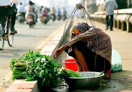 Con bị máu trắng, mẹ nghèo còn 40k vẫn dắt đi khám: Không tiền đi xe, tài xế cộc cằn giúp đỡ