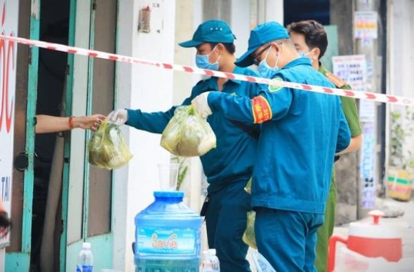 Ấm lòng tấm biển vẽ tay “nhường đồ ăn” treo ở cửa nhà dân Sài Gòn