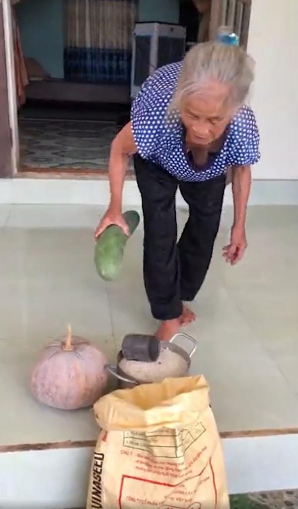 Mệ già Quảng Bình gửi thực phẩm cho Sài Gòn: Mệ có từng mô ủng hộ từng nấy
