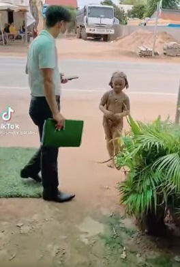 Clip: Bé gái nghịch ngợm chơi đùa khiến cả người lấm lem bùn đất, biểu cảm khi về nhà còn đáng chú ý hơn