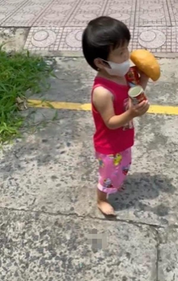 Bé gái ngơ ngác nhận đồ từ thiện giữa trời trưa nắng, nhìn sang người cha khiến ai cũng ngậm ngùi: “Thương quá!”